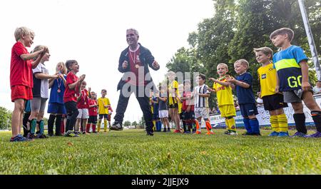 Dulmen, Allemagne. 21st juin 2022. Firo: 06/22/2022, football, saison 2021/2022, football amateur ses mini-kickers lui apprécient un joueur trellis, temps fort/blague/humour bénévolat, ligue de district, football de jeunesse, social, Sport de masse, DJK SF Dulmen, volontaires de sport amateur, Werner Feugmann (73 ans) rejoint, après 36 ans, en poste honoraire, comme entraîneur, Le U6, AT, le, DJK Dulmen, retour, adieu, est, adopté, par, son, Team, mini-kicker crédit: dpa/Alay Live News Banque D'Images