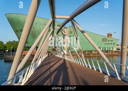 Nemo Science Museum, à Oosterdok Harbour, Bridge, Amsterdam, pays-Bas, Banque D'Images
