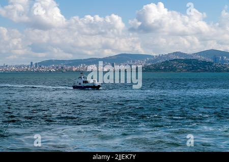 Istanbul, Turquie - 19 juin 2022: Un taxi maritime opérant dans la mer de ​​Marmara. Banque D'Images