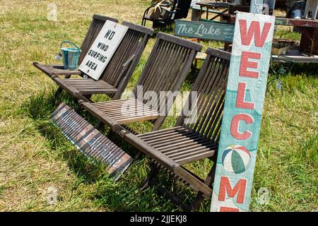 Une rangée de chaises anciennes avec un signe qui lit pas de zone de montée de vent et un autre qui lit Bienvenue à une fuite marquée sur Kimball Farms Haverhill, Mass Banque D'Images