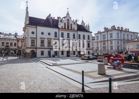 Hôtel de ville sur la place du marché de la vieille ville de Rzeszow, la plus grande ville du sud-est de la Pologne, capitale de la Voïvodeship sous-carpathe Banque D'Images