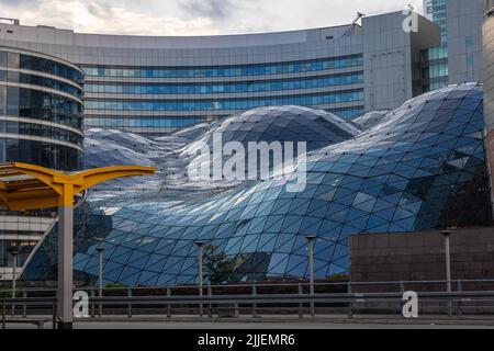 Zlote Tarasy - Golden Terraces est un complexe commercial, de bureau et de divertissement situé dans le centre de Varsovie, en Pologne Banque D'Images