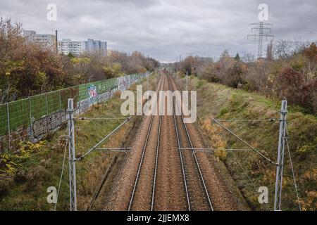 Vue sur les voies ferrées en bordure des quartiers de Wlochy et Ochota de Varsovie, capitale de la Pologne Banque D'Images