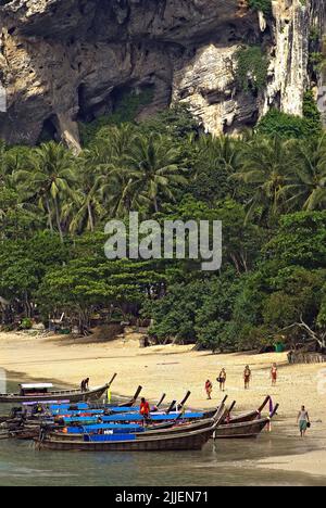 Bateaux de tourisme thaïlandais à ton Sai Beach, Thaïlande, Krabi, Ao Nang Banque D'Images