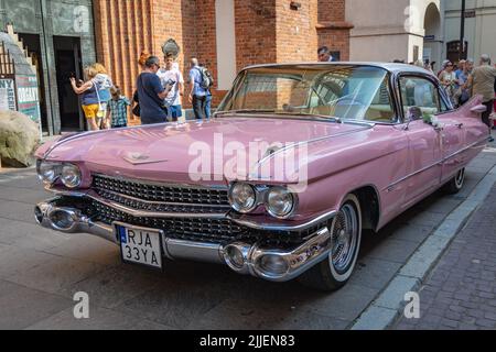 Voiture classique DeVille de Cadillac sur la vieille ville de Varsovie, Pologne Banque D'Images