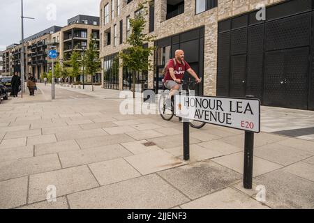 Honor Lea Avenue dans le village olympique 2012 de Londres, code postal E20, Stratford, Newham, East London, Angleterre, Royaume-Uni. Banque D'Images