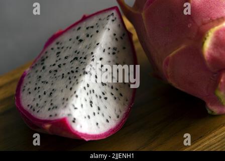 Pitahaya rouge, poire aux fraises, cereus nocturne (Cereus triangularis, Hylocereus triangularis, Hylocereus undatus), morceau de dragon fraîchement coupé Banque D'Images