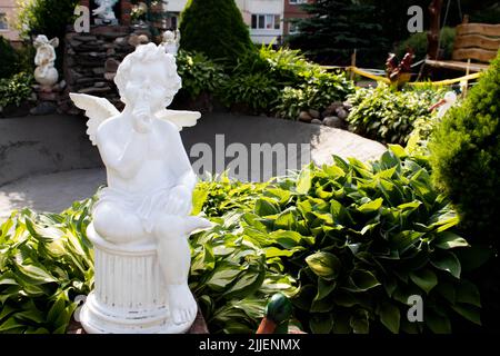 Statue d'un bel ange Saint avec des ailes tenant une lance de guerre au pont Saint Angel, isolé sur fond blanc, Rome, Italie Banque D'Images