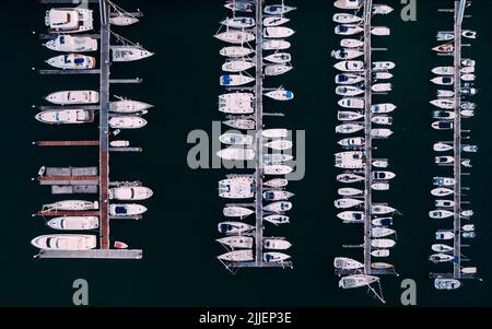 Vue aérienne de dessus Yachts et Voiliers amarrés à Marina Banque D'Images
