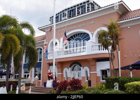 L'extérieur du St Petersburg Yacht Club face au front de mer de Tampa Bay dans le centre-ville de St Petersburg, Floride, Etats-Unis. Banque D'Images