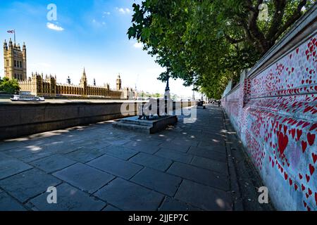 National Covid Memorial sur la rive sud, à l'extérieur de l'hôpital St Thomas, avec vue sur les chambres du Parlement de Westminster en face Banque D'Images