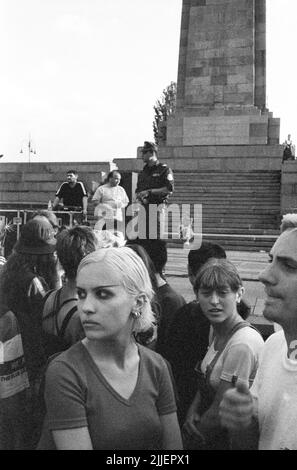 Défilé de rue devant le monument de l'armée soviétique, Sofia, Bulgarie, 2004 Banque D'Images