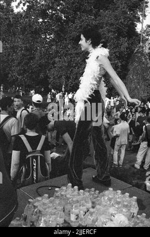 Défilé de rue devant le monument de l'armée soviétique, Sofia, Bulgarie, 2004 Banque D'Images