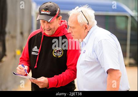 Rob Lyon, chef d'équipe de Peterborough Crendon Panthers (à gauche) avec l'arbitre Chris Durno lors du match SGB Premiership entre Belle vue Aces et Peterborough au National Speedway Stadium, Manchester, le lundi 25th juillet 2022. (Crédit : Ian Charles | ACTUALITÉS MI crédit : ACTUALITÉS MI et sport /Actualités Alay Live Banque D'Images