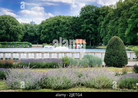 Cologne, Allemagne 05 juillet 2022: Le joli petit parc de bluecher à cologne ehrenfeld avec étang, kiosque et café en plein air Banque D'Images