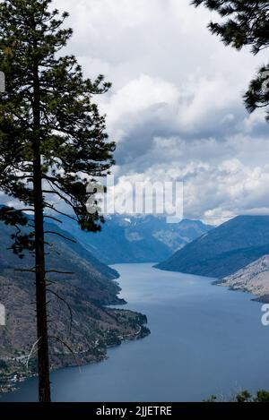 Vue sur le lac Chelan Washington, nuages sombres couvrant le sommet de la montagne Banque D'Images