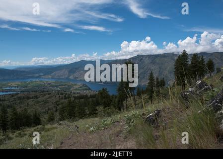 Vue sur le lac Chelan Washington, nuages sombres couvrant le sommet de la montagne Banque D'Images