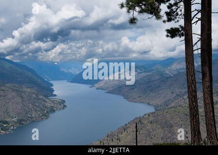 Vue sur le lac Chelan Washington, nuages sombres couvrant le sommet de la montagne Banque D'Images