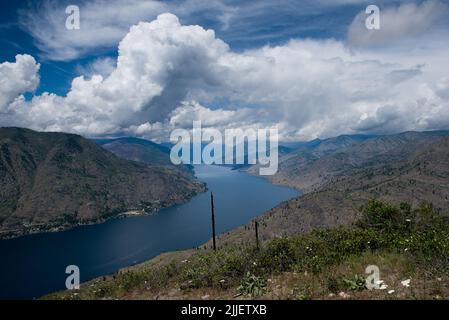 Vue sur le lac Chelan Washington, nuages sombres couvrant le sommet de la montagne Banque D'Images