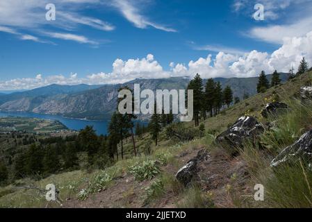 Vue sur le lac Chelan Washington, nuages sombres couvrant le sommet de la montagne Banque D'Images