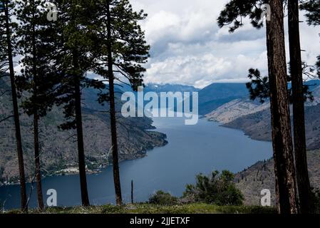 Vue sur le lac Chelan Washington, nuages sombres couvrant le sommet de la montagne Banque D'Images