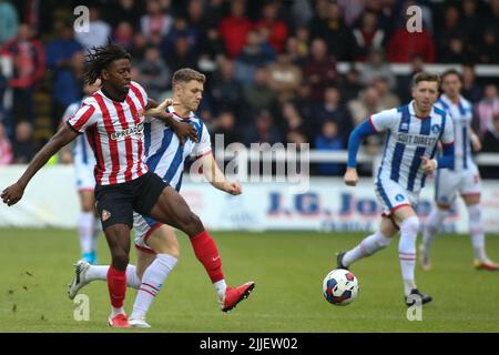 Jack Hamilton, de Hartlepool United, s'attaque à Aji Alese de Sunderland lors du match amical d'avant-saison entre Hartlepool United et Sunderland à Victoria Park, Hartlepool, le lundi 25th juillet 2022. (Crédit : Michael Driver | MI News) crédit : MI News & Sport /Alay Live News Banque D'Images