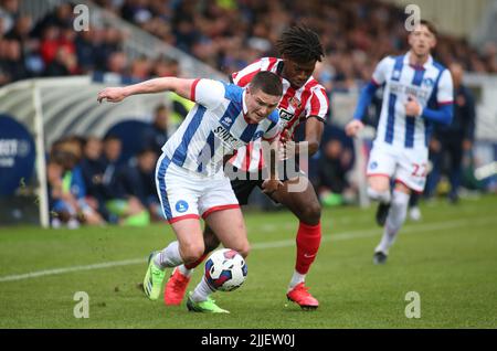 Jake Hastie de Hartlepool United s'éloigne de l'Aji Alese de Sunderland lors du match amical d'avant-saison entre Hartlepool United et Sunderland à Victoria Park, Hartlepool, le lundi 25th juillet 2022. (Crédit : Michael Driver | MI News) crédit : MI News & Sport /Alay Live News Banque D'Images