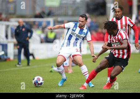 Reghan Tumilty, de Hartlepool United, prend la tête de l'Aji Alese de Sunderland lors du match amical d'avant-saison entre Hartlepool United et Sunderland, à Victoria Park, à Hartlepool, le lundi 25th juillet 2022. (Crédit : Michael Driver | MI News) crédit : MI News & Sport /Alay Live News Banque D'Images