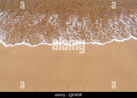 Vue de dessus photo de plage de sable et des ondulations avec des bulles. Banque D'Images