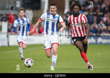 Jake Hastie de Hartlepool United s'éloigne de l'Aji Alese de Sunderland lors du match amical d'avant-saison entre Hartlepool United et Sunderland à Victoria Park, Hartlepool, le lundi 25th juillet 2022. (Crédit : Michael Driver | MI News) crédit : MI News & Sport /Alay Live News Banque D'Images