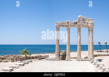 Photo rapprochée du temple d'Apollon dans la ville antique de Side à Manavgat, Antalya. Banque D'Images