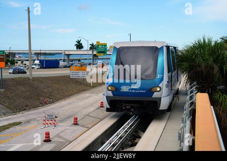 MIAMI, FL -18 MAI 2022 - vue sur le Metromover transport de masse gratuit monorail élevé transportant des personnes dans le centre-ville de Miami, Omni, et Brickell Banque D'Images