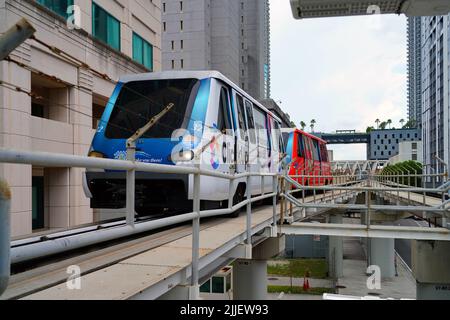 MIAMI, FL -18 MAI 2022 - vue sur le Metromover transport de masse gratuit monorail élevé transportant des personnes dans le centre-ville de Miami, Omni, et Brickell Banque D'Images