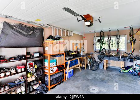 Squamish, Colombie-Britannique, Canada - 2 avril 2016 : un garage de maison organisé rempli de matériel personnel et de la malbouffe empilée sur des étagères. Banque D'Images