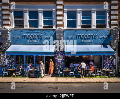 Londres, Royaume-Uni, juillet 2022, vue sur Megan's in the Village, un restaurant de Wimbledon Village décoré pour l'époque du tournoi. Banque D'Images