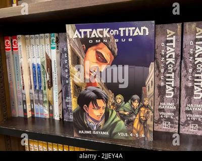 Bellevue, WA USA - vers juillet 2022: Gros plan, attention sélective sur l'attaque sur Titan manga à vendre à l'intérieur d'un Barnes and Noble. Banque D'Images