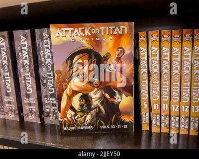 Bellevue, WA USA - vers juillet 2022: Gros plan, attention sélective sur l'attaque sur Titan manga à vendre à l'intérieur d'un Barnes and Noble. Banque D'Images