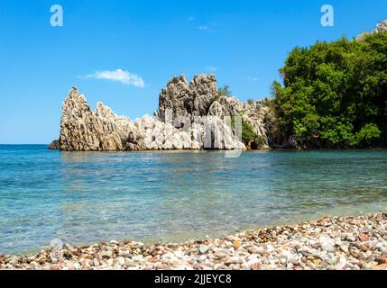 Gros plan photo de la plage d'Olympos et des ruines de la ville antique d'Olympos à Antalya. Banque D'Images