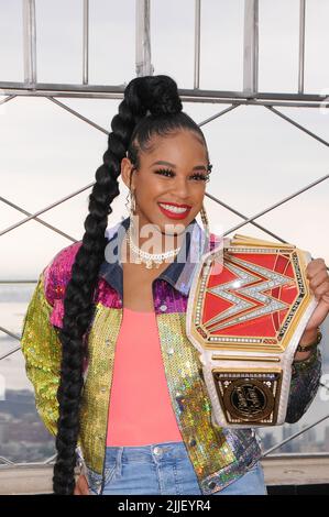 New York, États-Unis. 25th juillet 2022. La superstar de la WWE Bianca Belair visite l'Empire State Building pour le lancement de la semaine SummerSlam à New York. Crédit : SOPA Images Limited/Alamy Live News Banque D'Images