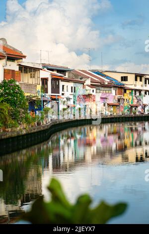 MELAKA, MALAISIE - 12 juin 2022 : maisons colorées le long de la rivière Melaka. La ville de Melaka est un site classé au patrimoine mondial de l'UNESCO. Banque D'Images