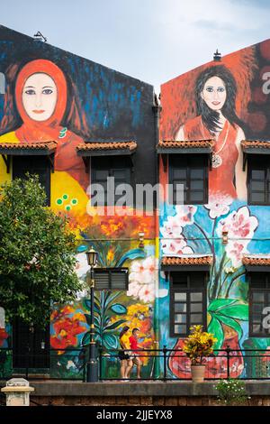 MELAKA, MALAISIE - 11 juin 2022 : art de la rue sur les bâtiments le long de la rivière Melaka. La ville de Melaka est un site classé au patrimoine mondial de l'UNESCO. Banque D'Images