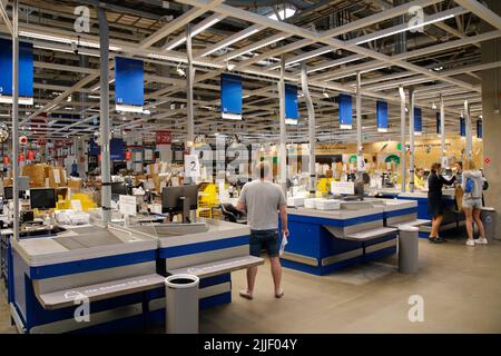 Saint-Pétersbourg, Russie. 25th juillet 2022. Seuls les employés peuvent se rendre dans les magasins Ikea. Les clients reçoivent leurs commandes au moment du paiement. Les magasins de la société suédoise Ikea en Russie ferment leurs portes. Les magasins de vêtements de marque de sociétés étrangères ferment également. Dans les centres commerciaux, la fréquentation est en baisse. Crédit : SOPA Images Limited/Alamy Live News Banque D'Images