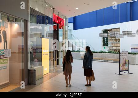 Saint-Pétersbourg, Russie. 25th juillet 2022. Les visiteurs choisissent des magasins pour leurs achats dans le Mega Shopping Center. Les magasins de la société suédoise Ikea en Russie ferment leurs portes. Les magasins de vêtements de marque de sociétés étrangères ferment également. Dans les centres commerciaux, la fréquentation est en baisse. Crédit : SOPA Images Limited/Alamy Live News Banque D'Images