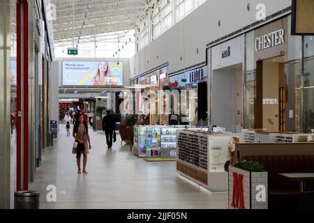 Saint-Pétersbourg, Russie. 25th juillet 2022. Les visiteurs choisissent des magasins pour leurs achats dans le Mega Shopping Center. Les magasins de la société suédoise Ikea en Russie ferment leurs portes. Les magasins de vêtements de marque de sociétés étrangères ferment également. Dans les centres commerciaux, la fréquentation est en baisse. Crédit : SOPA Images Limited/Alamy Live News Banque D'Images