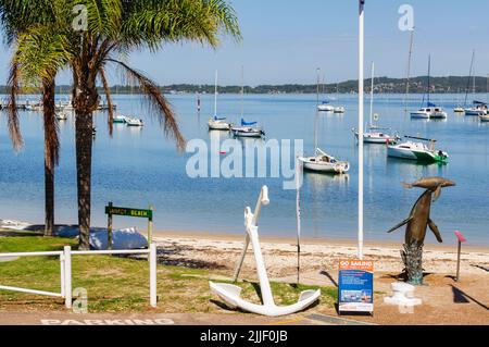 Bateaux à voile sur l'ancre à Sunset Beach - Soldiers point, Nouvelle-Galles du Sud, Australie Banque D'Images