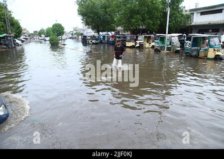 Hyderabad, Sindh, Pakistan. 25th juillet 2022. Une vue d'une inondation en face de la gare ferroviaire ici à Hyderabad (Credit image: © Jan Ali Laghari/Pacific Press via ZUMA Press Wire) Banque D'Images