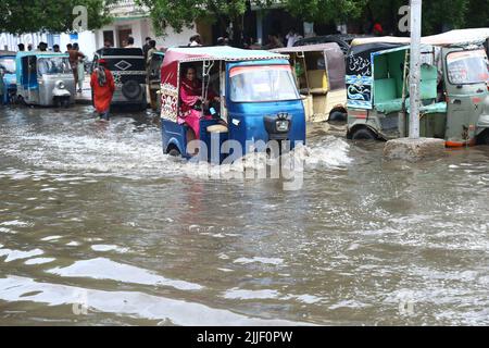 Hyderabad, Sindh, Pakistan. 25th juillet 2022. Un véhicule passe de l'eau de pluie en face de la gare, la ville fait face à une forte pluie de lune bientôt (Credit image: © Jan Ali Laghari/Pacific Press via ZUMA Press Wire) Banque D'Images