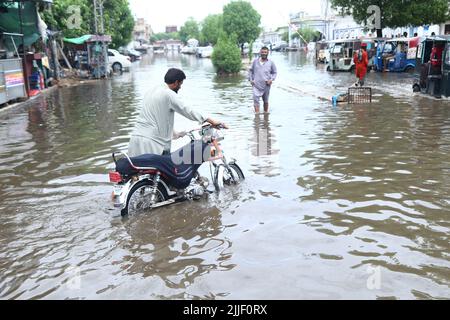 Hyderabad, Sindh, Pakistan. 25th juillet 2022. Un véhicule passe de l'eau de pluie en face de la gare, la ville fait face à une forte pluie de lune bientôt (Credit image: © Jan Ali Laghari/Pacific Press via ZUMA Press Wire) Banque D'Images