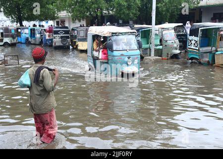 Hyderabad, Sindh, Pakistan. 25th juillet 2022. Un véhicule passe de l'eau de pluie en face de la gare, la ville fait face à une forte pluie de lune bientôt (Credit image: © Jan Ali Laghari/Pacific Press via ZUMA Press Wire) Banque D'Images