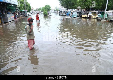 Hyderabad, Sindh, Pakistan. 25th juillet 2022. Une vue d'une inondation en face de la gare ferroviaire ici à Hyderabad (Credit image: © Jan Ali Laghari/Pacific Press via ZUMA Press Wire) Banque D'Images